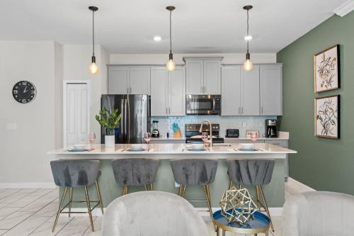 Chic 4BR Home with Mickey & Star Wars Rooms photo 12