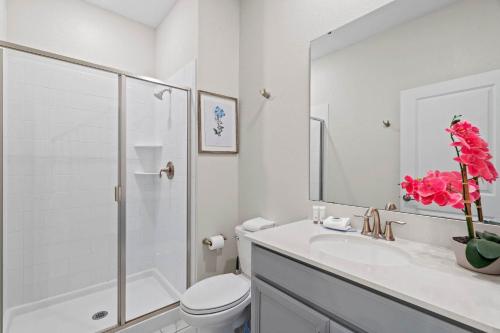 Chic 4BR Home with Mickey & Star Wars Rooms photo 10