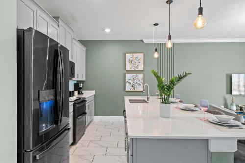 Chic 4BR Home with Mickey & Star Wars Rooms photo 14