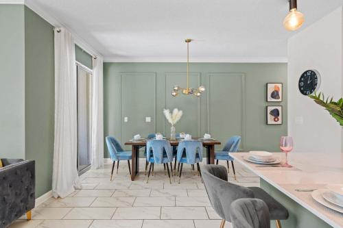 Chic 4BR Home with Mickey & Star Wars Rooms photo 15