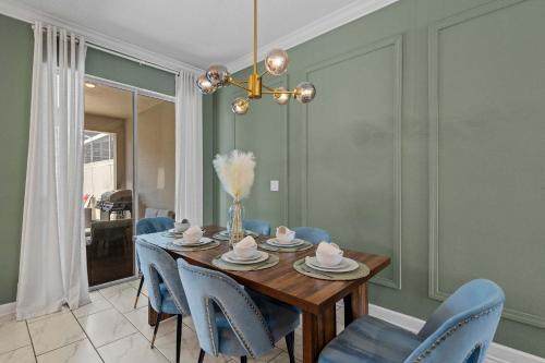Chic 4BR Home with Mickey & Star Wars Rooms photo 16