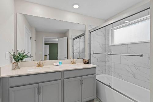 Chic 4BR Home with Mickey & Star Wars Rooms photo 25