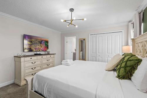 Chic 4BR Home with Mickey & Star Wars Rooms photo 24