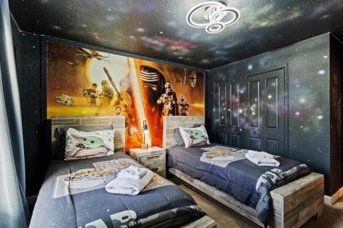 Chic 4BR Home with Mickey & Star Wars Rooms photo 30