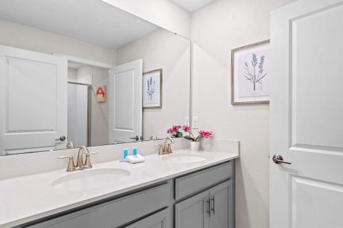 Chic 4BR Home with Mickey & Star Wars Rooms photo 28