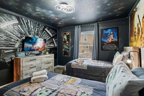 Chic 4BR Home with Mickey & Star Wars Rooms photo 31