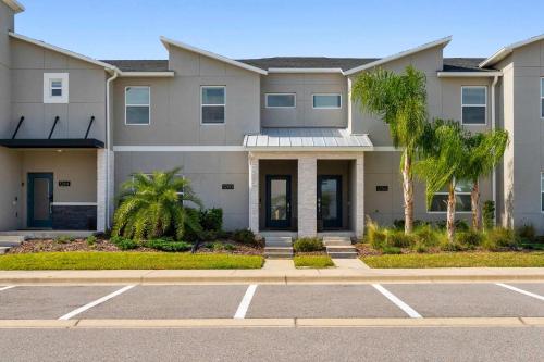 Chic 4BR Home with Mickey & Star Wars Rooms photo 34