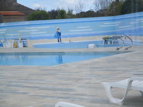 une peinture d'une femme debout à côté d'une piscine dans l'établissement Mobil-home, à Saint-Pierre-dʼOléron