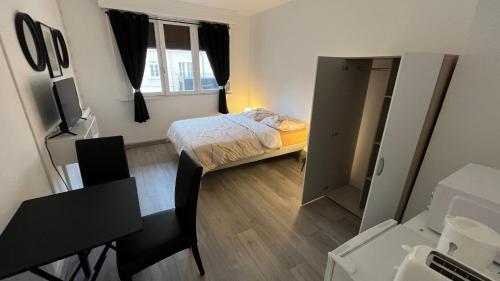une petite pièce avec un lit et une fenêtre dans l'établissement T3 Cosy situé au centre-ville, à Dunkerque