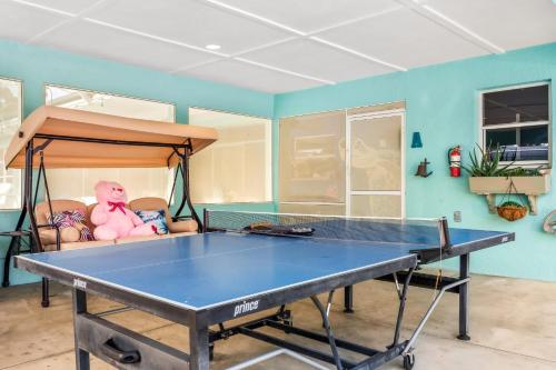 Stolní tenis v ubytování Heated Pool Pet Friendly Sleeps 9 Family nebo okolí