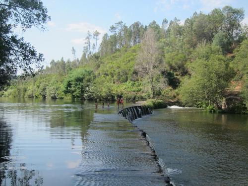 São Pedro de AlvaにあるCasa do Rio Alvaの川橋