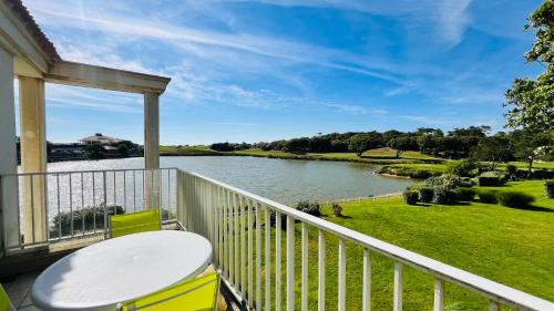 Hollywood, piscine, lac et golf