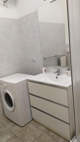 a bathroom with a washing machine and a sink at Villa Aurora 1 in Torre Lapillo