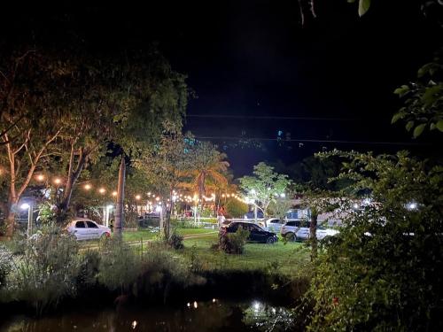 a park at night with cars parked in a parking lot at Sítio Veredas Formiga-MG in Formiga