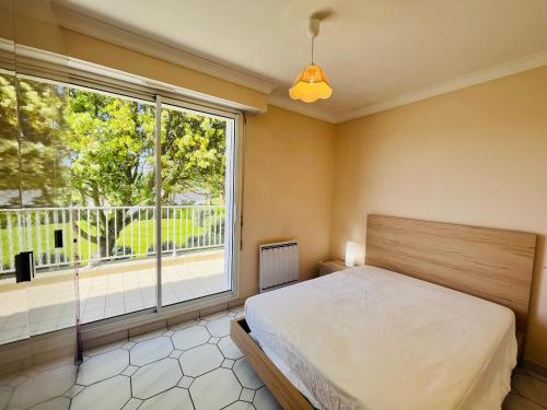 une chambre avec un lit et une grande fenêtre dans l'établissement Hollywood, piscine, lac et golf, à Saint-Jean-de-Monts