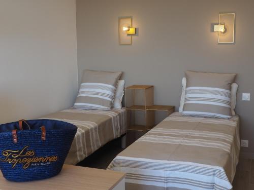 une chambre avec deux lits et une table dans l'établissement Sea, Sky, and this studio, à Cannes