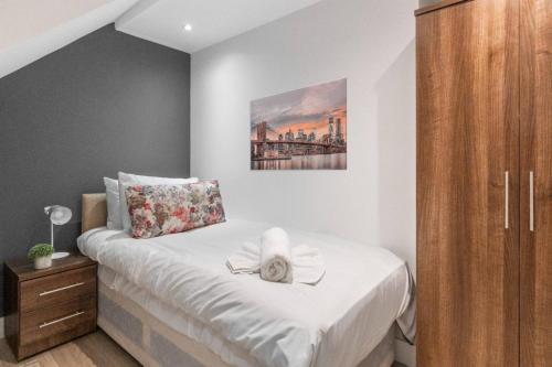 Postel nebo postele na pokoji v ubytování Modern 3-bed apt in Shenfield
