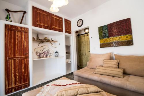Posezení v ubytování ELAIOLITHOS - Luxury Villa Suites - Adults Only