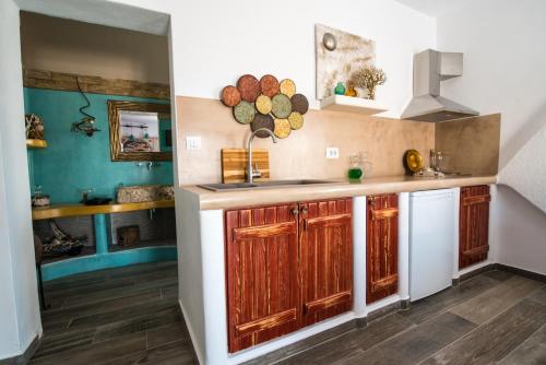 Kuchyň nebo kuchyňský kout v ubytování ELAIOLITHOS - Luxury Villa Suites - Adults Only