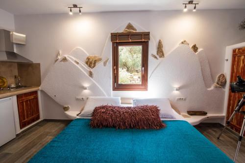 Postel nebo postele na pokoji v ubytování ELAIOLITHOS - Luxury Villa Suites - Adults Only