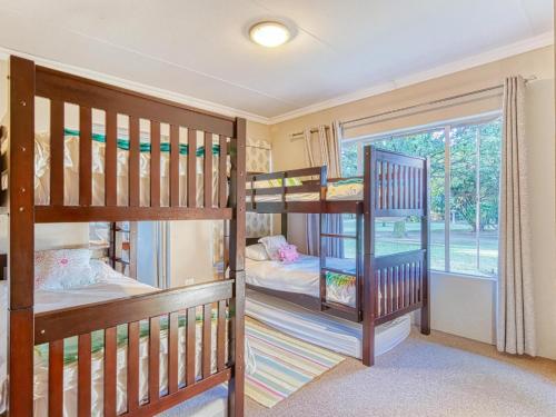Una cama o camas en una habitación de Riverside Rhapsody, Vaal River, Vanderbijlpark, 6 Adults and 4 Children