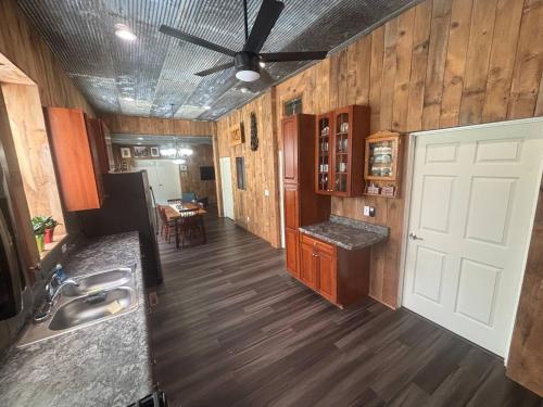Η κουζίνα ή μικρή κουζίνα στο 1st Fl 2BR Downtown + 2 Pkg