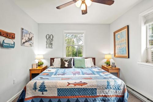 a bedroom with a bed and a ceiling fan at Ridge Retreat by AvantStay Game Room Covered Porch Fire Pit in Blakeslee