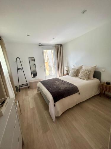 Ένα ή περισσότερα κρεβάτια σε δωμάτιο στο Chambre L