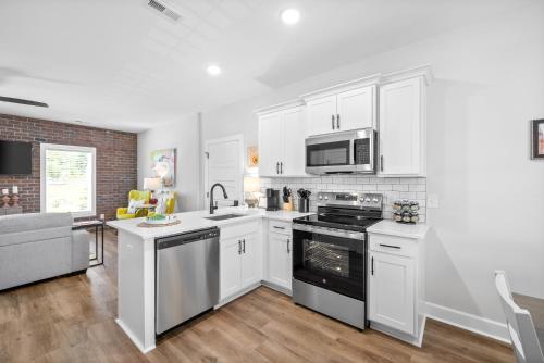 Кухня или мини-кухня в The Spot, by Johnathan Located at 281 Liberty Pkwy
