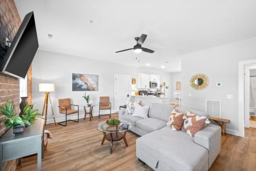Телевизор и/или развлекательный центр в The Spot, by Johnathan Located at 281 Liberty Pkwy