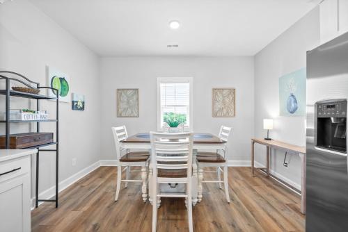 Кухня или мини-кухня в The Spot, by Johnathan Located at 281 Liberty Pkwy

