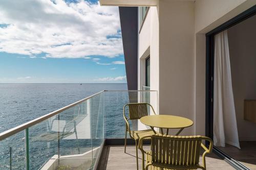 un balcone con tavolo e sedie e l'oceano di GuestReady - Endless Ocean Views a Santa Cruz