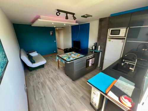 - une vue de tête sur une petite cuisine avec une table dans l'établissement C19 Jules Verne, au Cap d'Agde