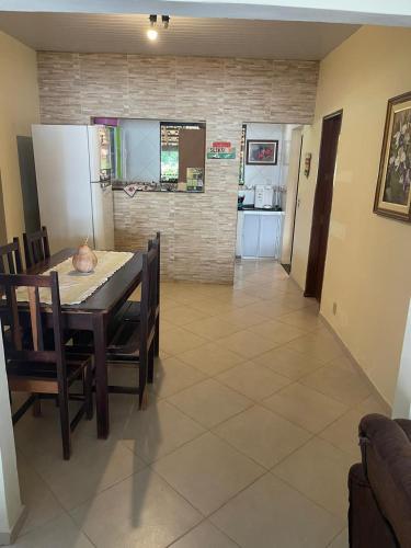 a dining room and kitchen with a table and chairs at Conexão Hostel in Alto Paraíso de Goiás