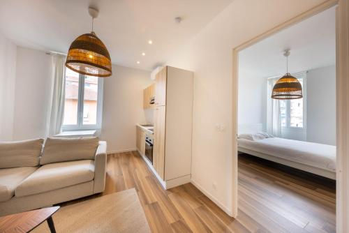 un salon avec un canapé et un lit dans l'établissement Appartement 2 pièces proche de Monaco, à Beausoleil