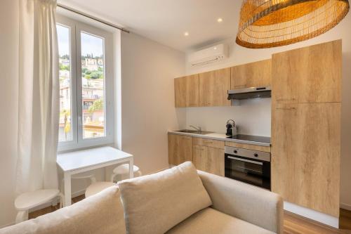 un salon avec un canapé et une cuisine dans l'établissement Appartement 2 pièces proche de Monaco, à Beausoleil
