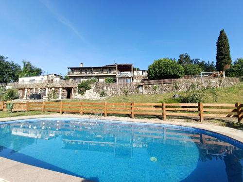 Bazén v ubytování Casa dos Muros turismo rural y actividades en la Ribeira Sacra nebo v jeho okolí