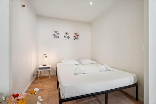 une chambre blanche avec un lit et une table dans l'établissement Appartement T1bis Diane - Welkeys, à Antibes