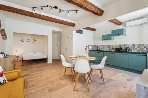 une cuisine et un salon avec une table et des chaises dans l'établissement Appartement T1bis Diane - Welkeys, à Antibes