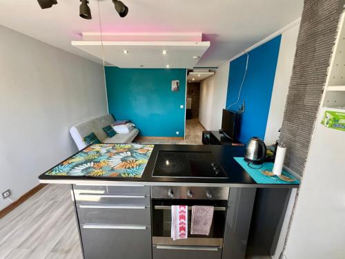 une cuisine avec une cuisinière et un comptoir dans l'établissement C19 Jules Verne, au Cap d'Agde