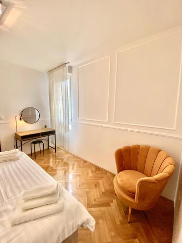 City Center Gold Room with Private Garage