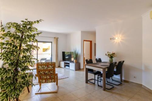 George's Quinta das Palmeiras, a 2 bedroom apartment in luxury complex, walking distance to town