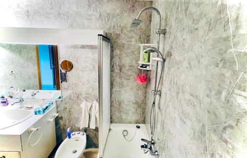 une salle de bain avec douche et lavabo dans l'établissement Résidence Beauséjour, à Antibes
