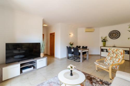 George's Quinta das Palmeiras, a 2 bedroom apartment in luxury complex, walking distance to town