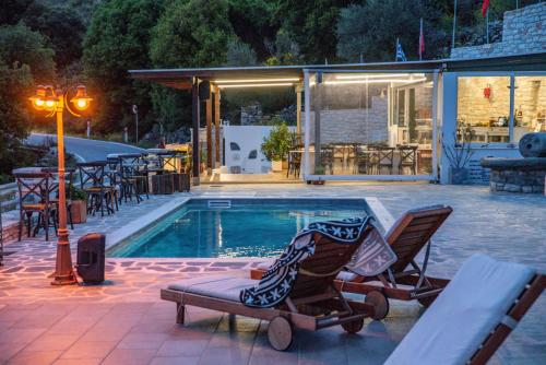 Bazén v ubytování ELAIOLITHOS - Luxury Villa Suites - Adults Only nebo v jeho okolí
