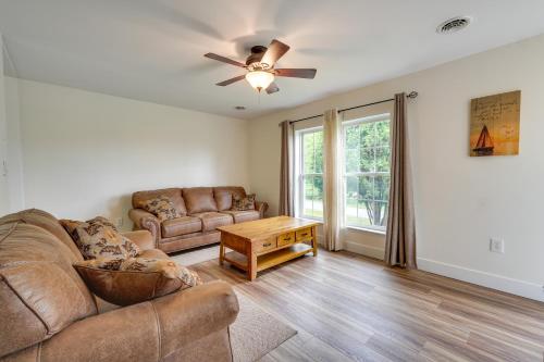 Χώρος καθιστικού στο Fish, Hunt and Hike Pet-Friendly Home in Allenwood