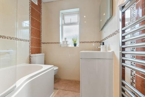 Ένα μπάνιο στο Awesome 4-Bedroom Serviced Apartment
