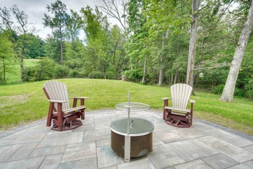Κήπος έξω από το Fish, Hunt and Hike Pet-Friendly Home in Allenwood