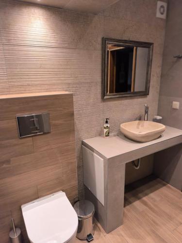 a bathroom with a sink and a toilet at Casa Calda in Sirako