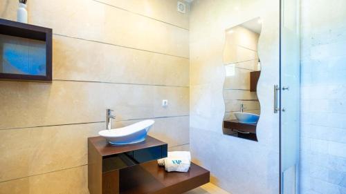 un bagno con lavandino e doccia di Villa Cabanita a Loulé